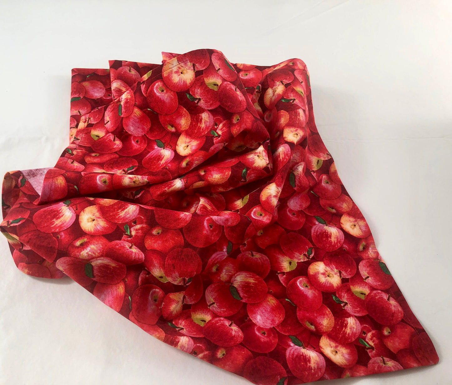 Cloth Napkins Delicious looking APPLES allover print   Set of 4 - 17" square Cloth Napkins     Eco-Friendly